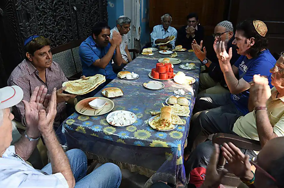 Petit déjeuner communautaire, après l’office du matin de la synagogue de Mumbai