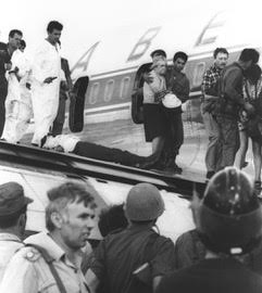 Des soldats de l'unité d'élite Sayeret Matkal sauvent les otages d'un détournement d'un avion de la Sabena. Aéroport de Lod, en Israël, le 9 mais 1972. Crédit : Tsahal, www.idf.il