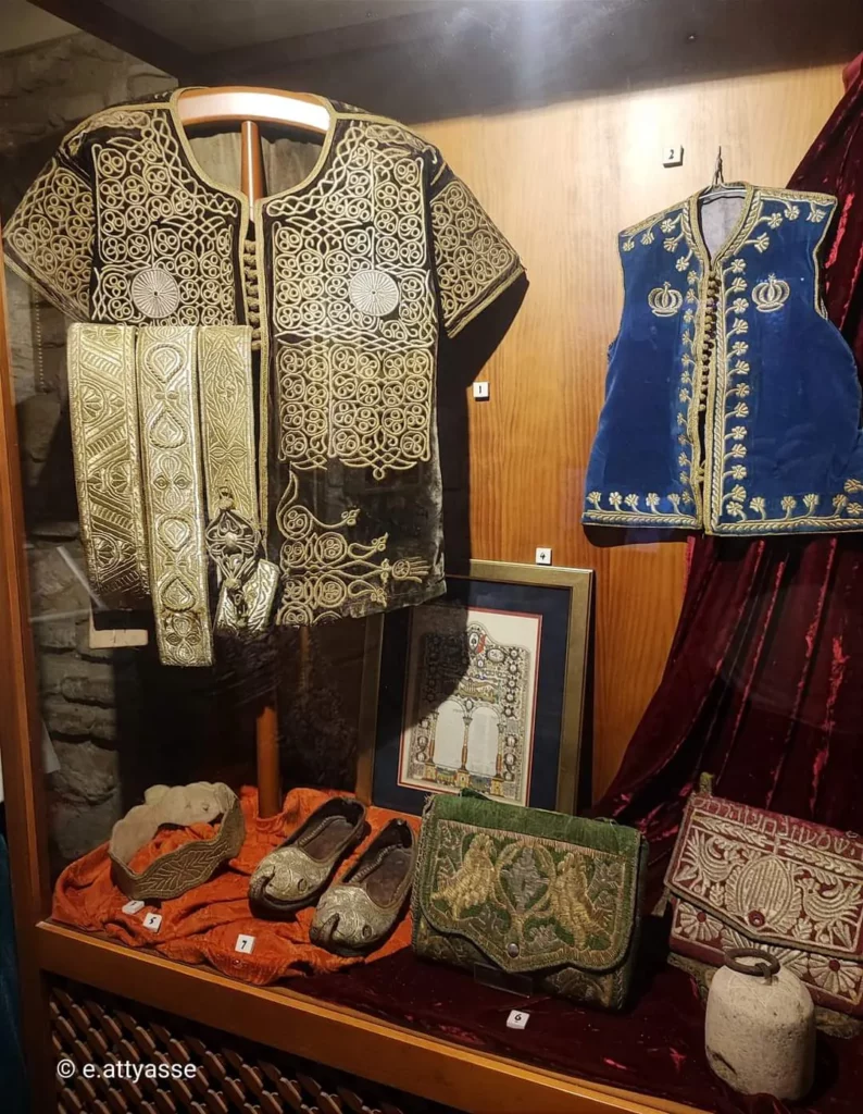 Vêtements juifs orientaux exposés au musée La Casa de Sefarad à Cordoue. 